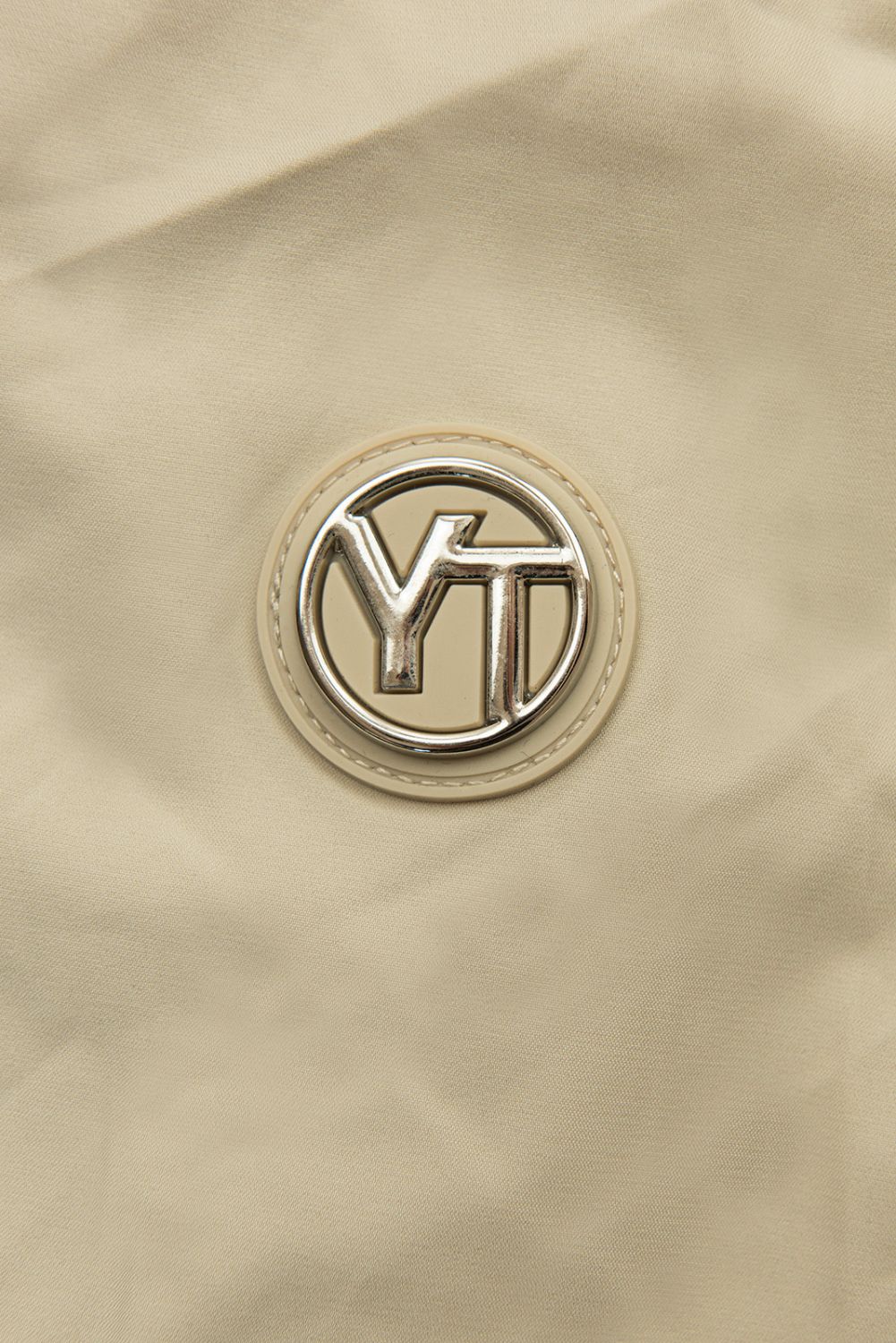 Béžová jarní parka s velkou kapucí