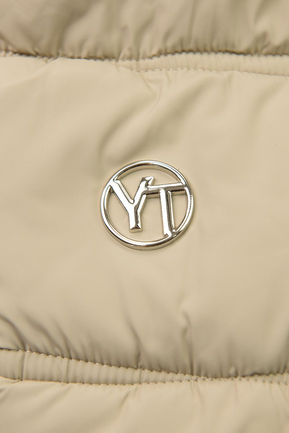 Béžová zimní bunda s kožešinou a páskem