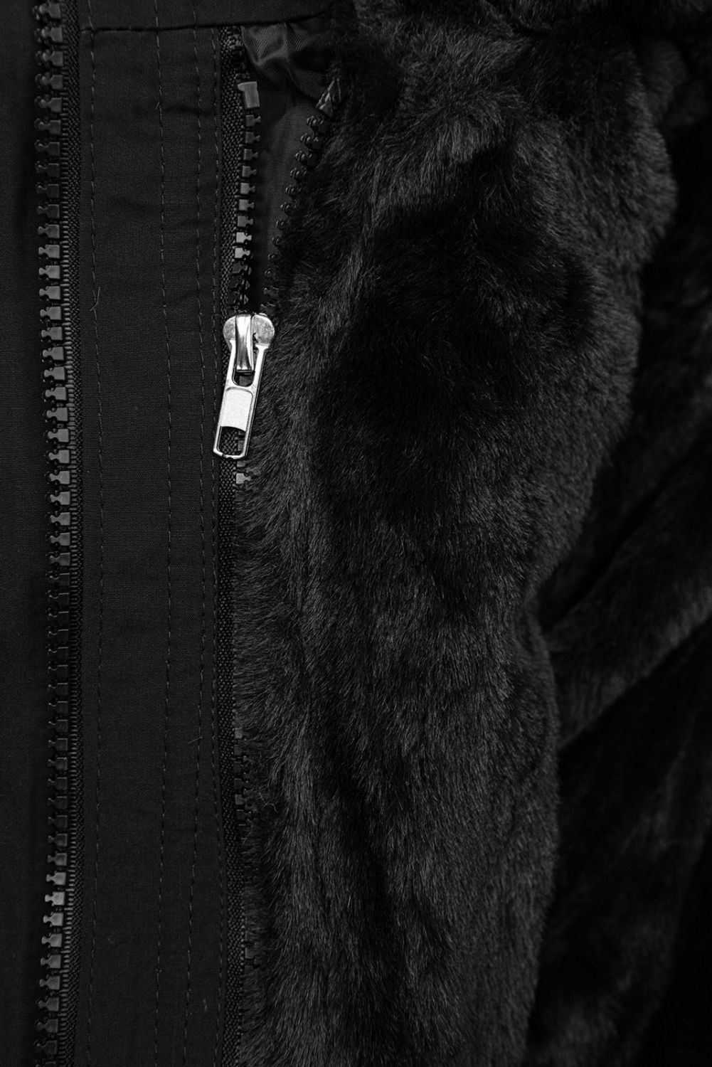 Černá parka s odnímatelnou plyšovou podšívkou