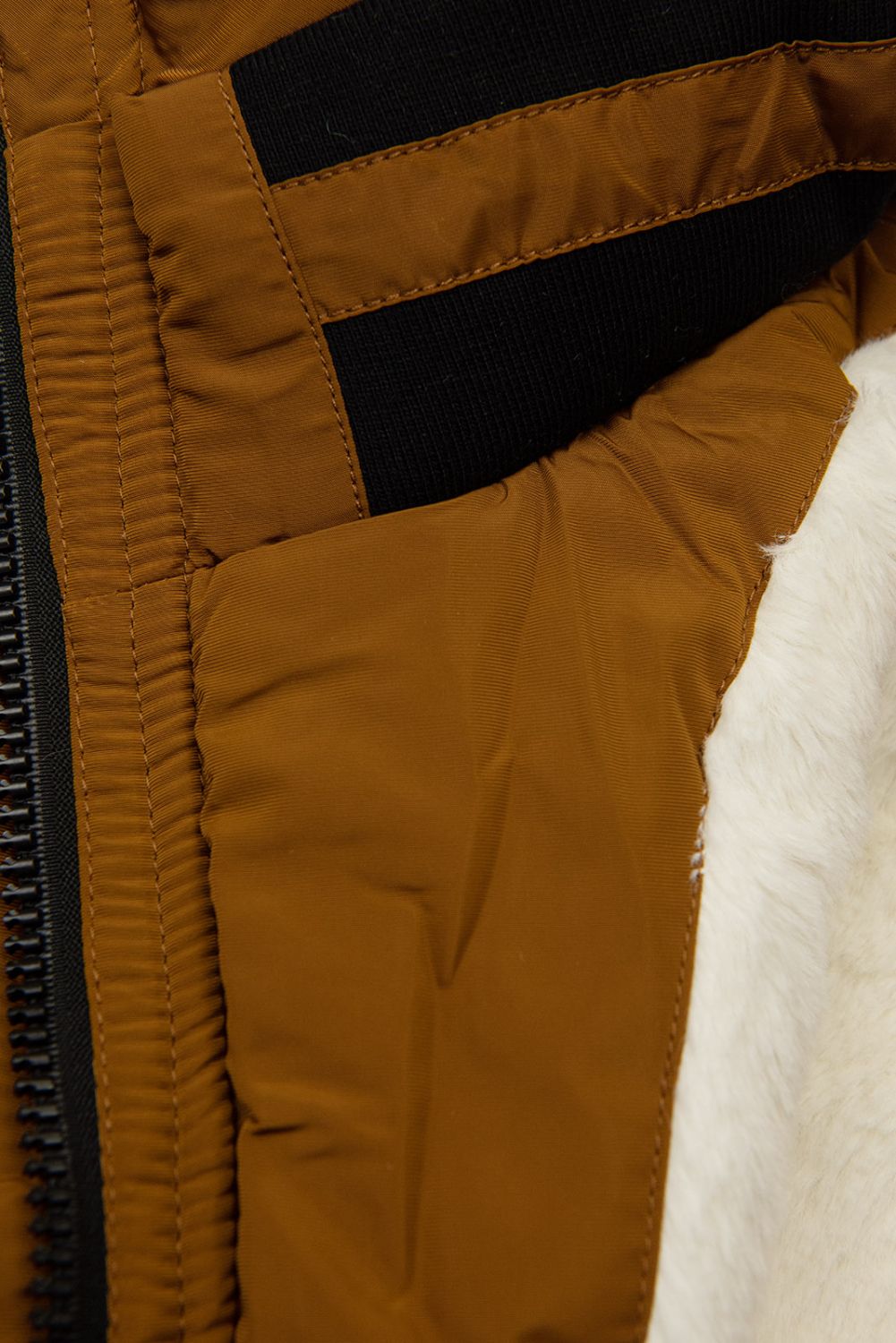 Hnědá prodloužená zimní bunda s béžovou kožešinou