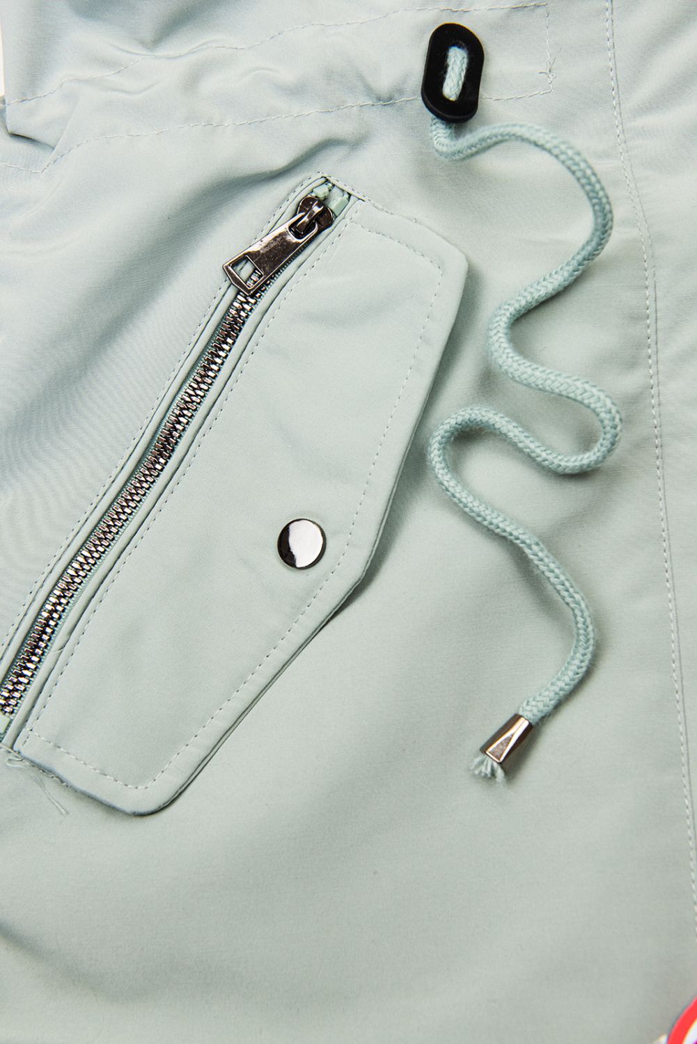 Nefritově zelená parka s kožešinou na kapuci