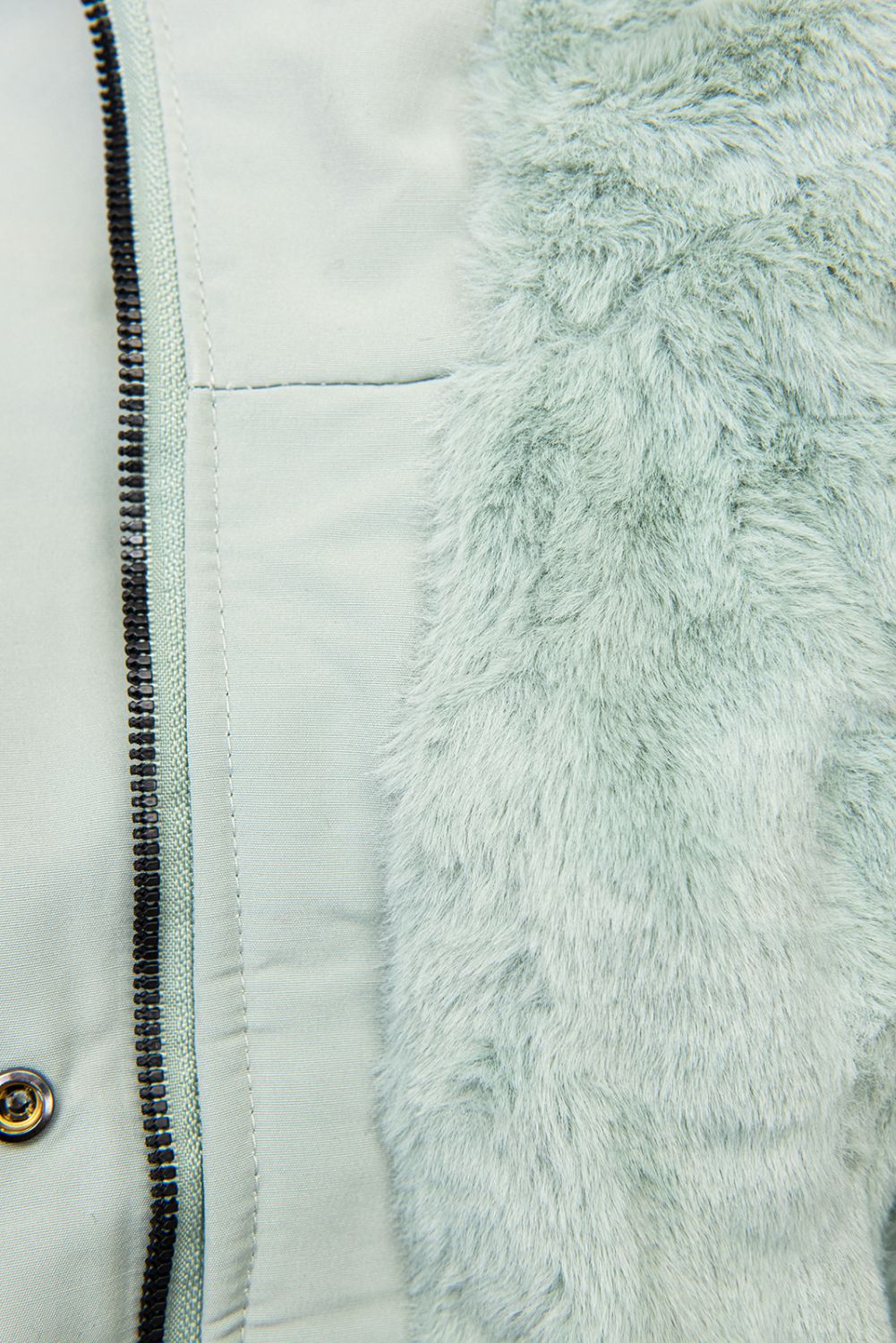 Nefritově zelená parka s kožešinou na kapuci