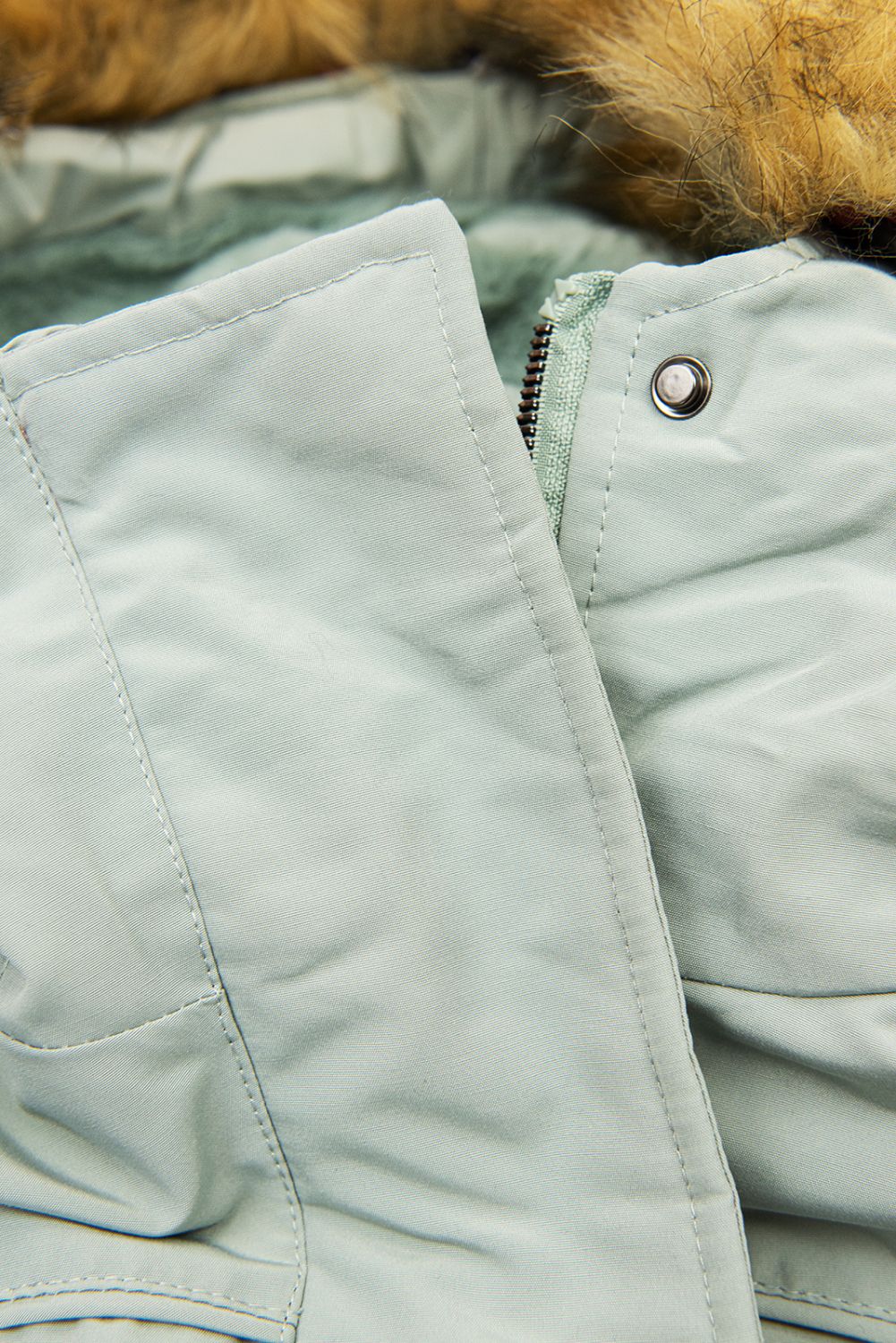 Nefritově zelená parka s kožešinou na kapuci