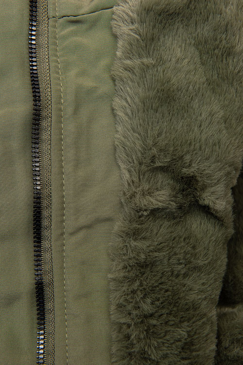 Olivově zelená parka s kožešinou na kapuci