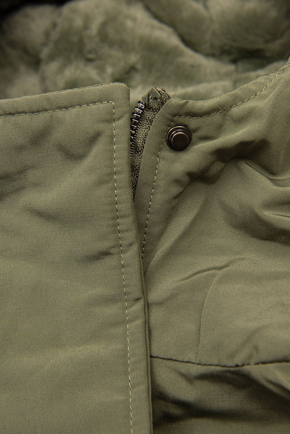 Olivově zelená parka s kožešinou na kapuci