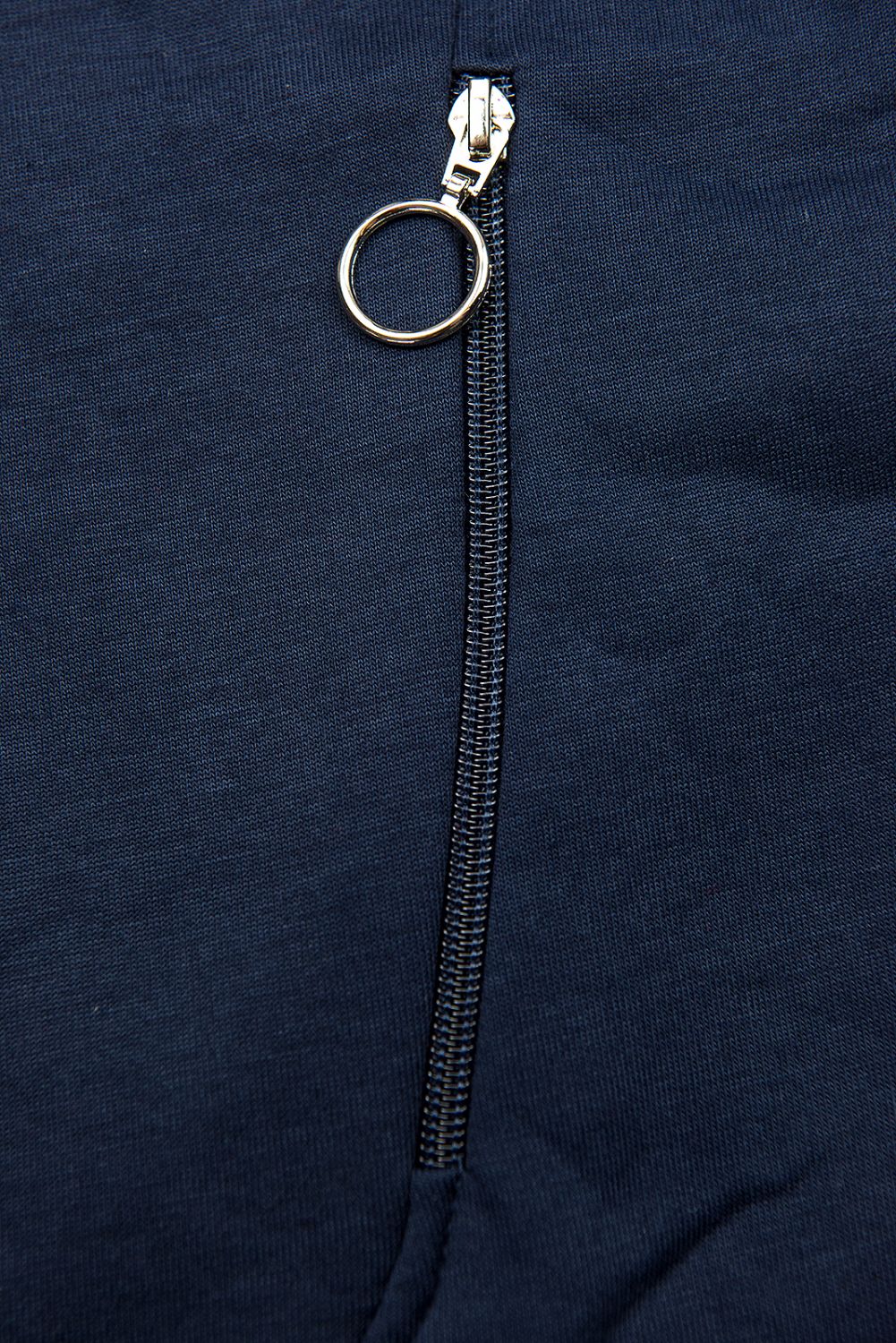 Tmavě modrá prodloužená mikina s barevnou podšívkou