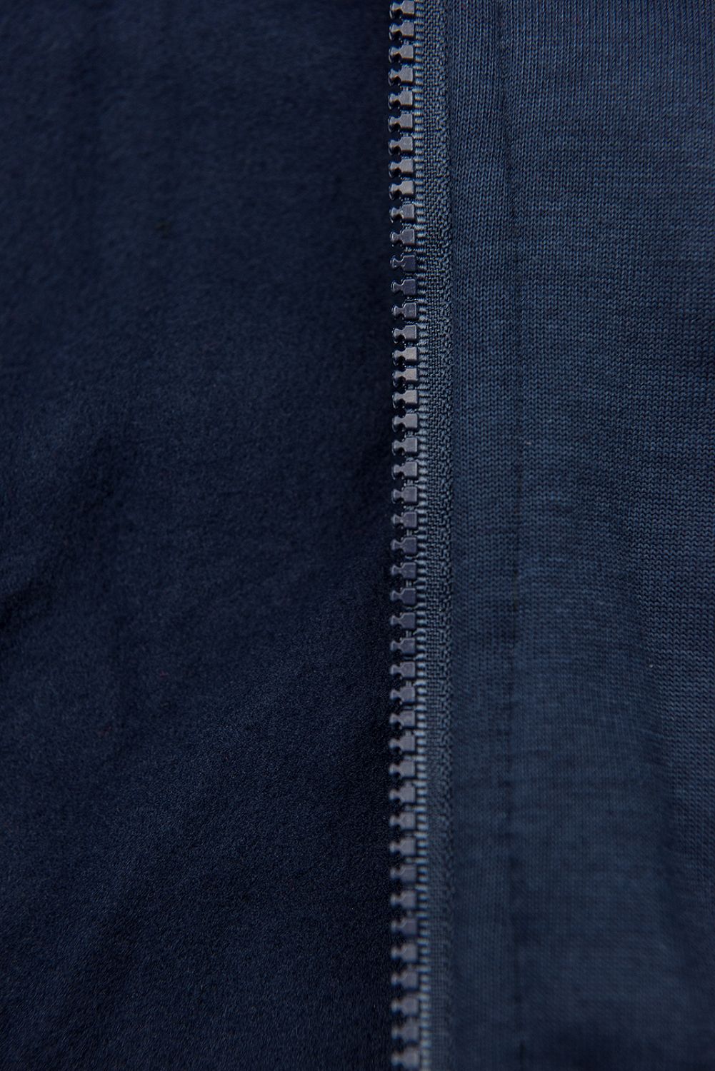 Tmavě modrá prodloužená mikina s barevnou podšívkou