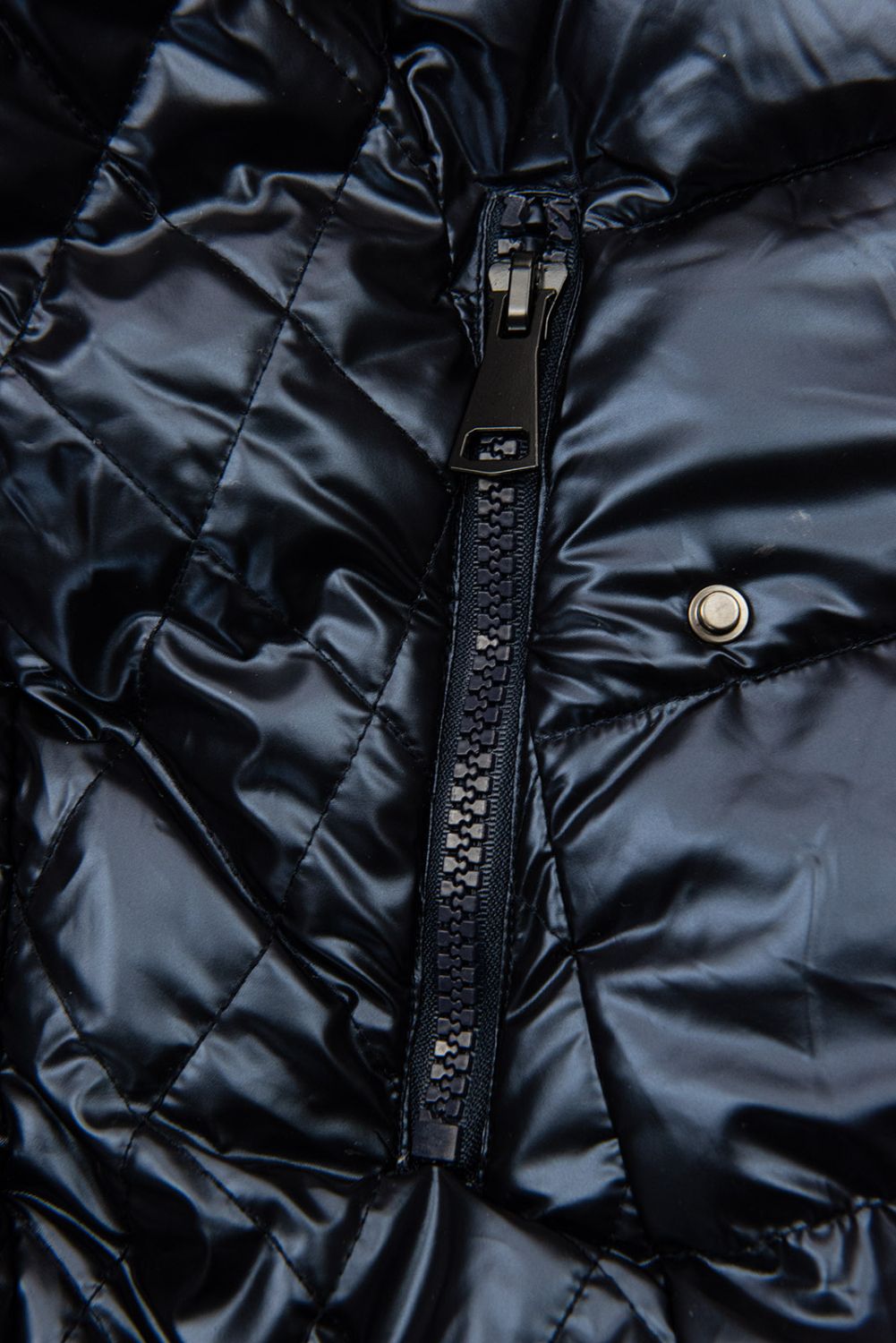 Tmavě modrá lesklá prošívaná bunda