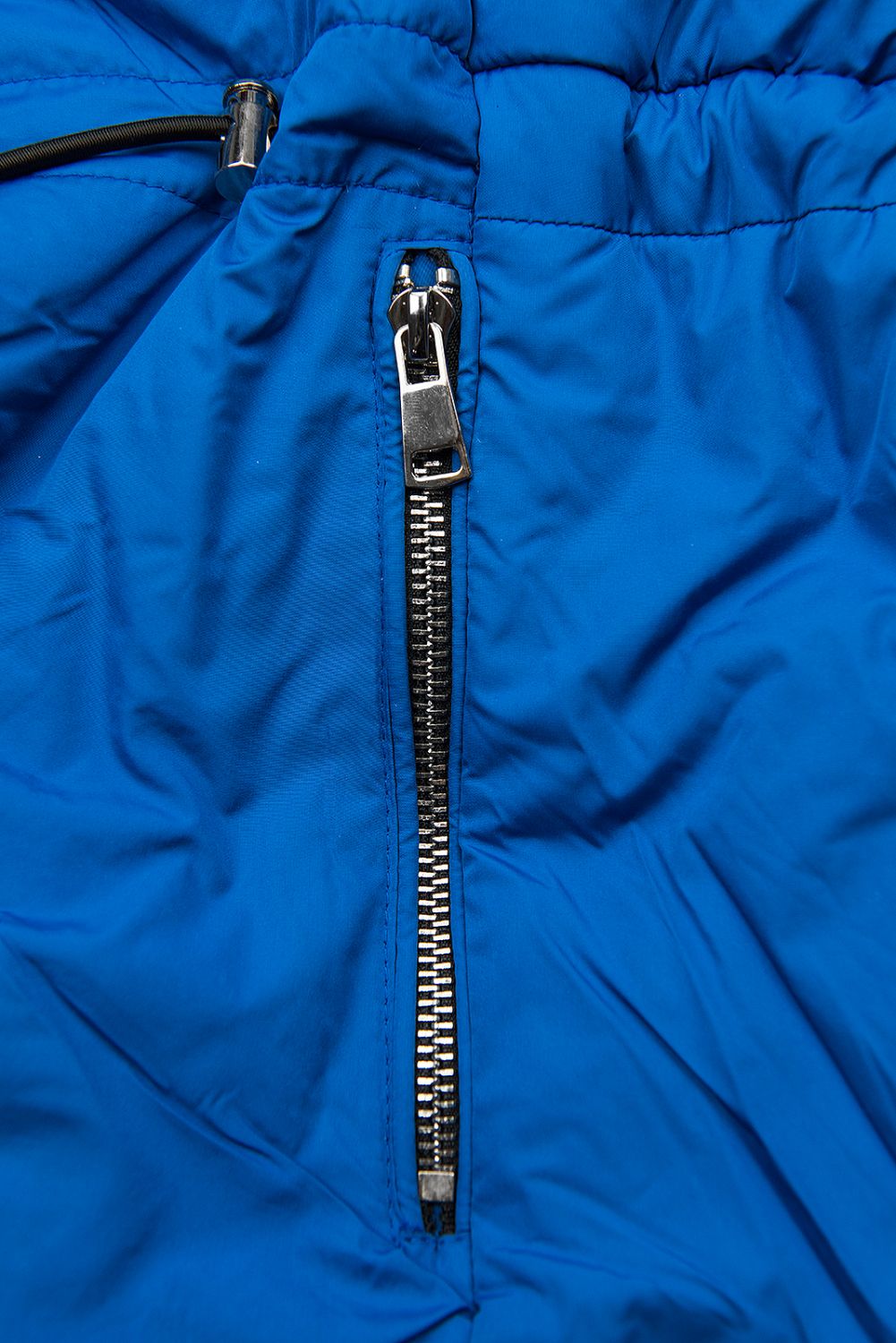 Kobaltově modrá prošívaná lehká bunda