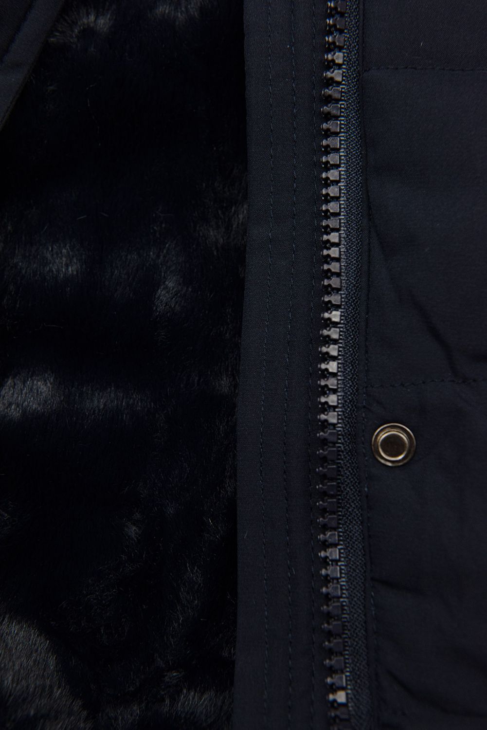 Teplá prošívaná bunda v tmavě modré barvě