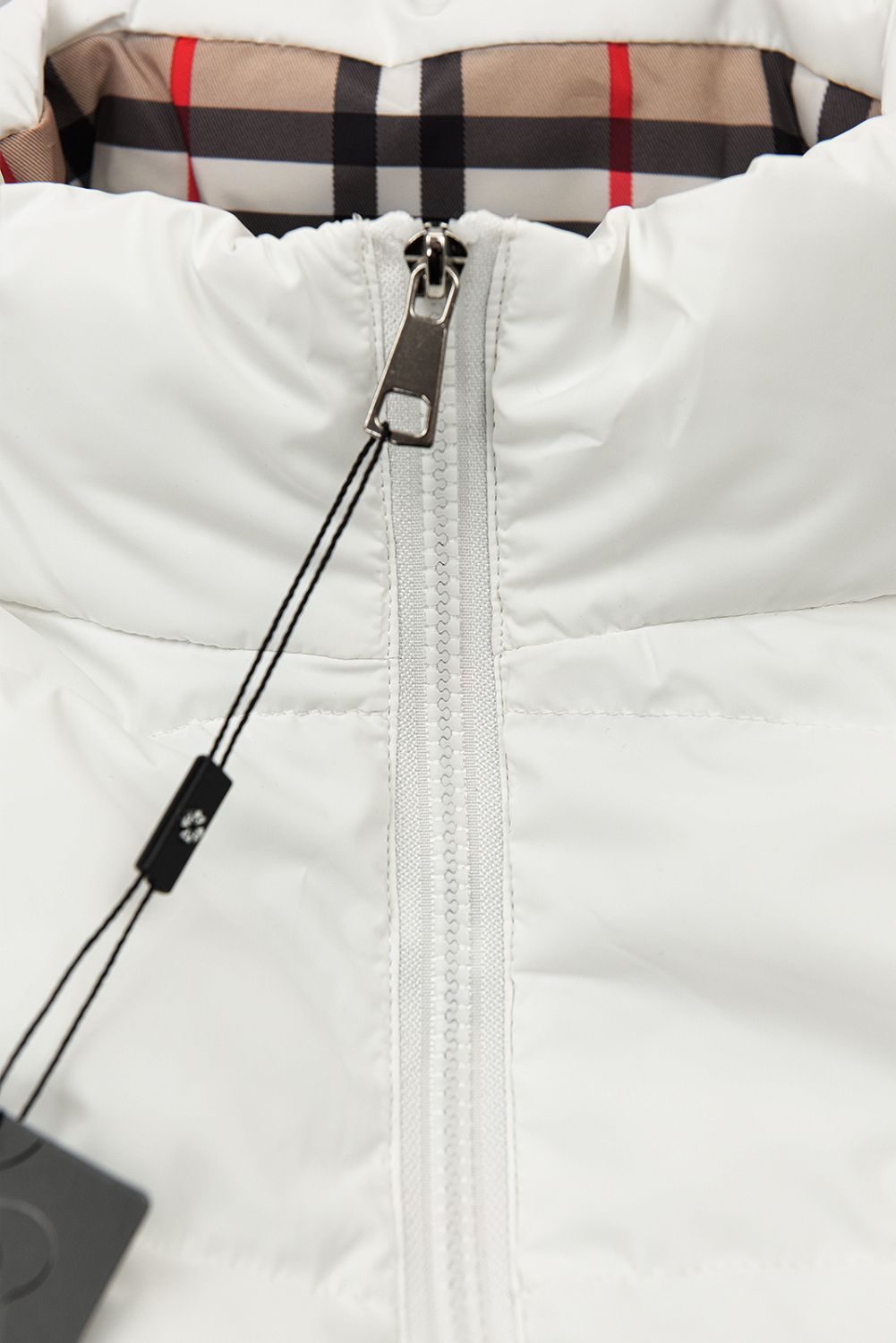 Bílá bunda s károvaným lemem