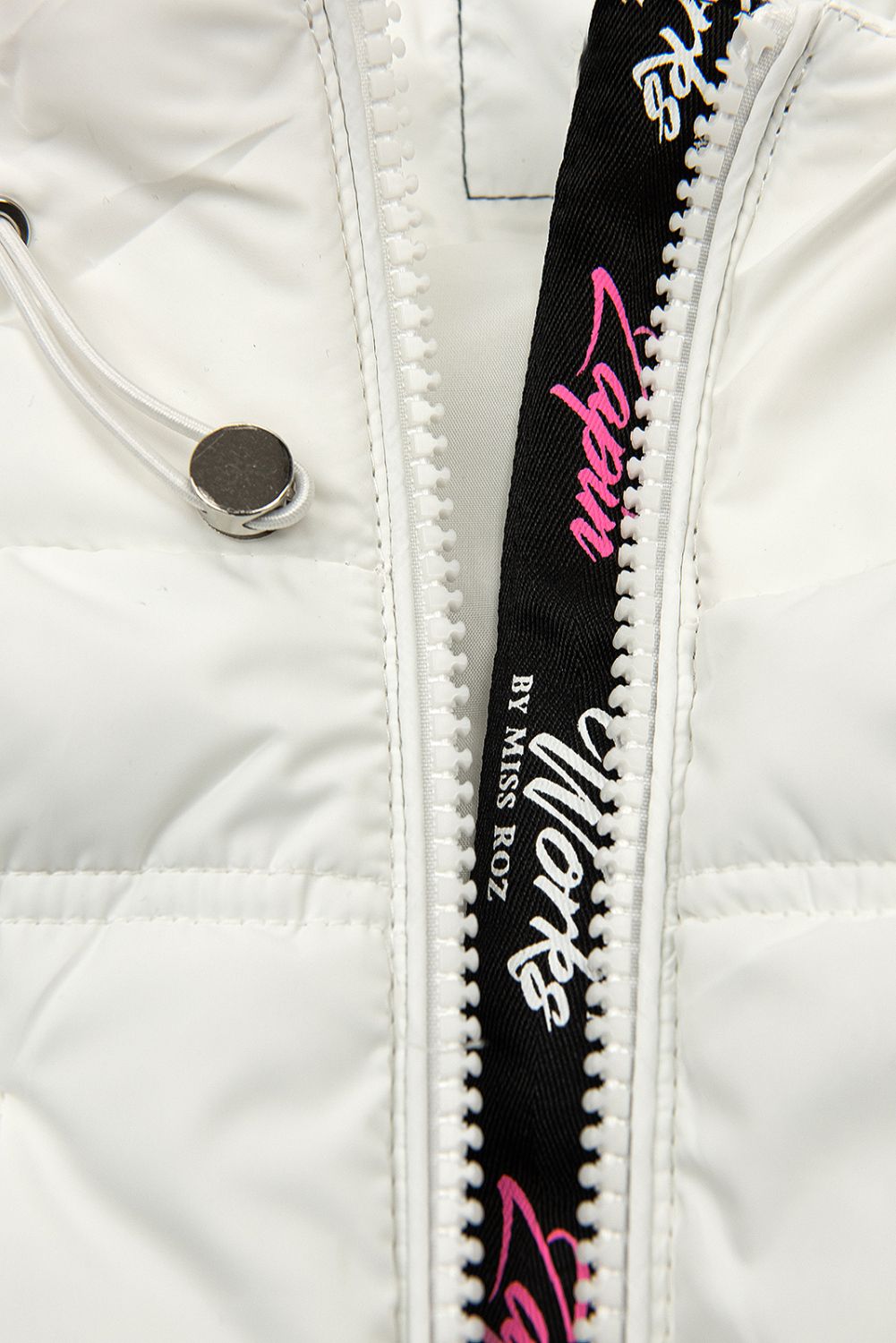 Přechodná bílá bunda s kapucí