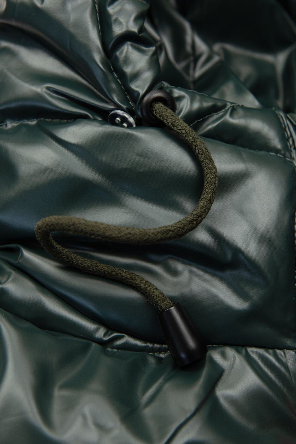 Zelená zimní bunda v prošívaném vzhledu