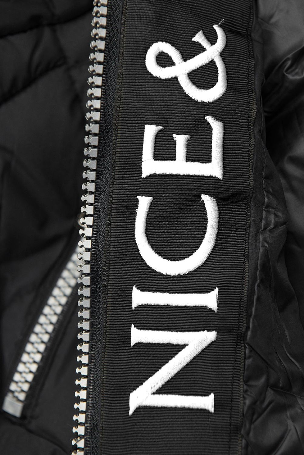 Černá lehká prošívaná bunda