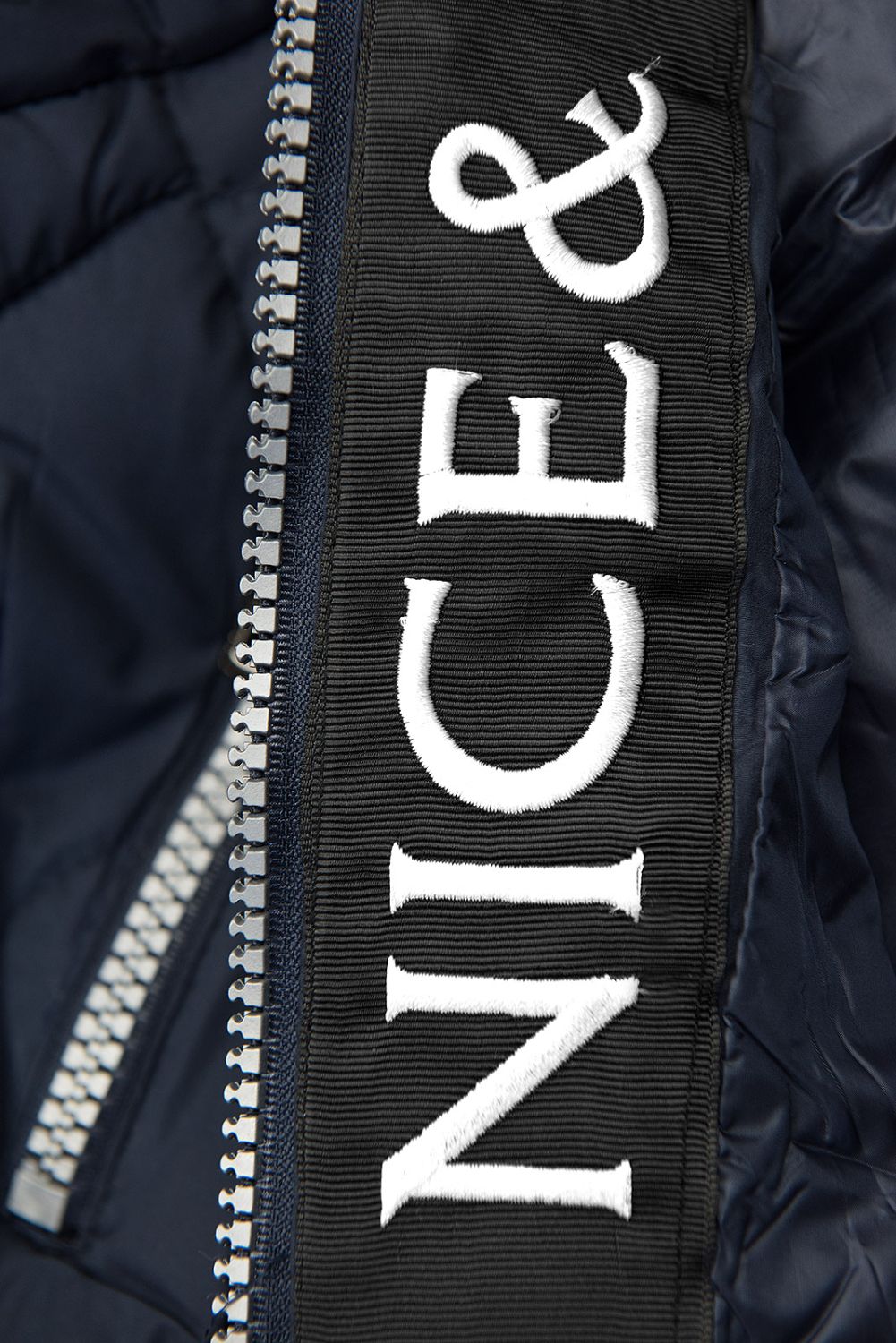 Tmavě modrá lehká prošívaná bunda