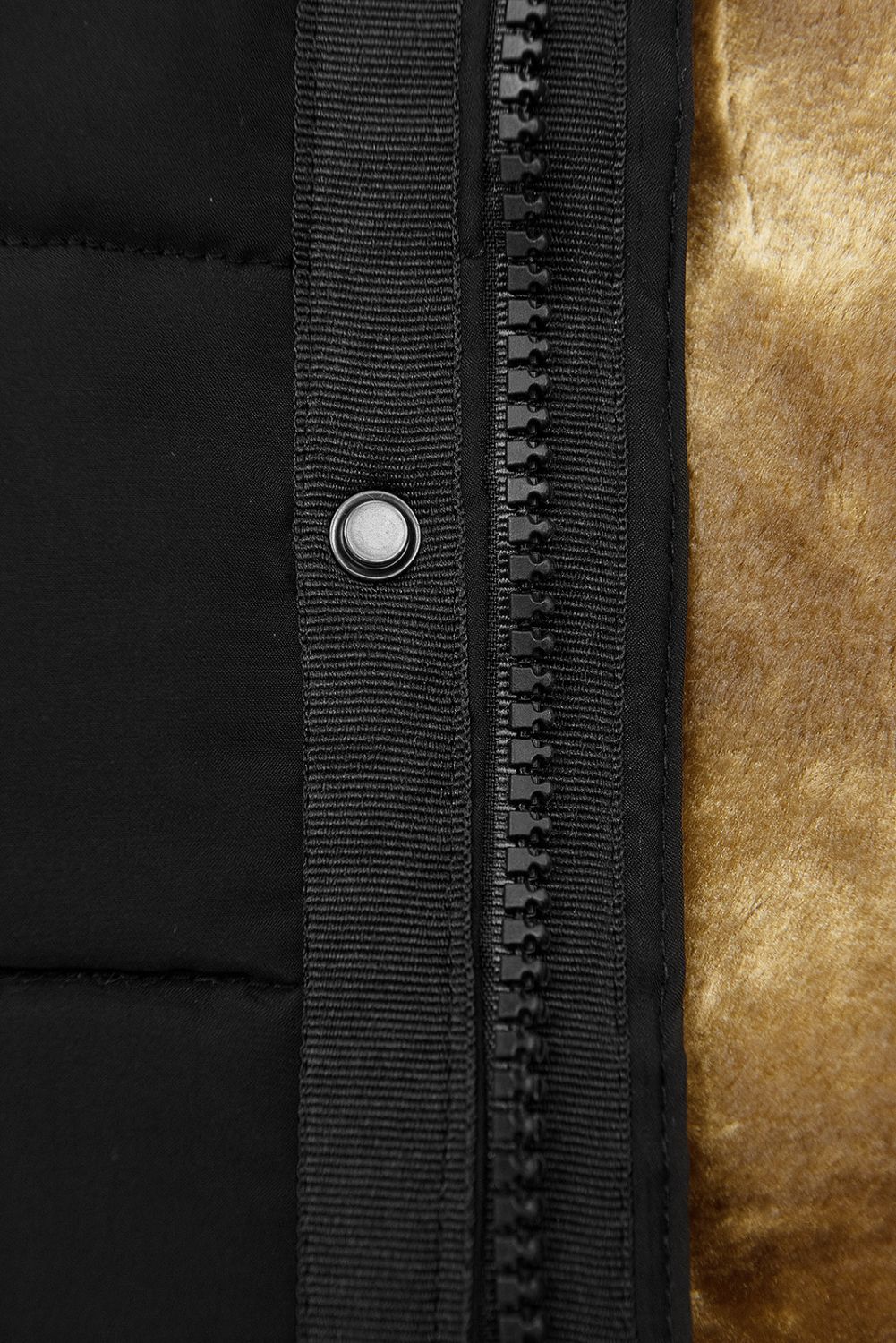 Černá prošívaná zimní bunda s kapucí