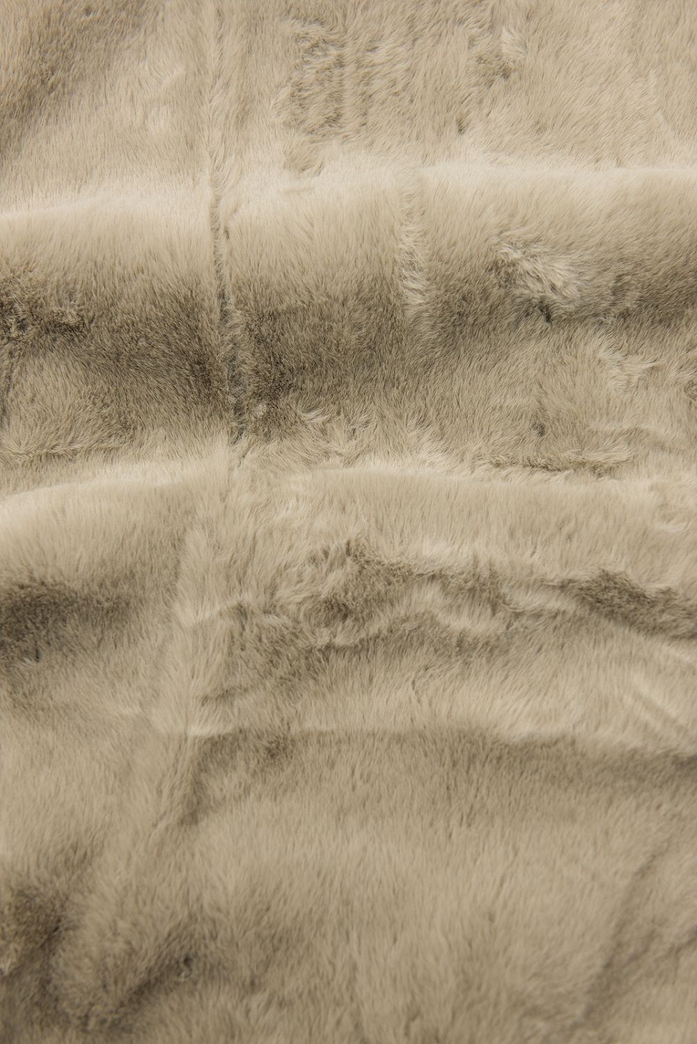 Perlově bílá zimní parka s plyšem a kožešinou