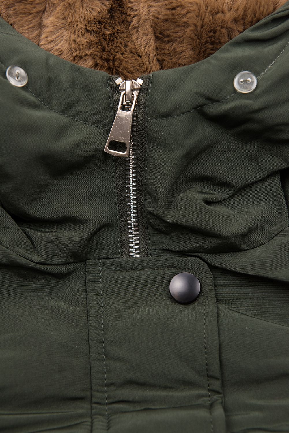 Tmavě zelená zimní parka s plyšem a kožešinou