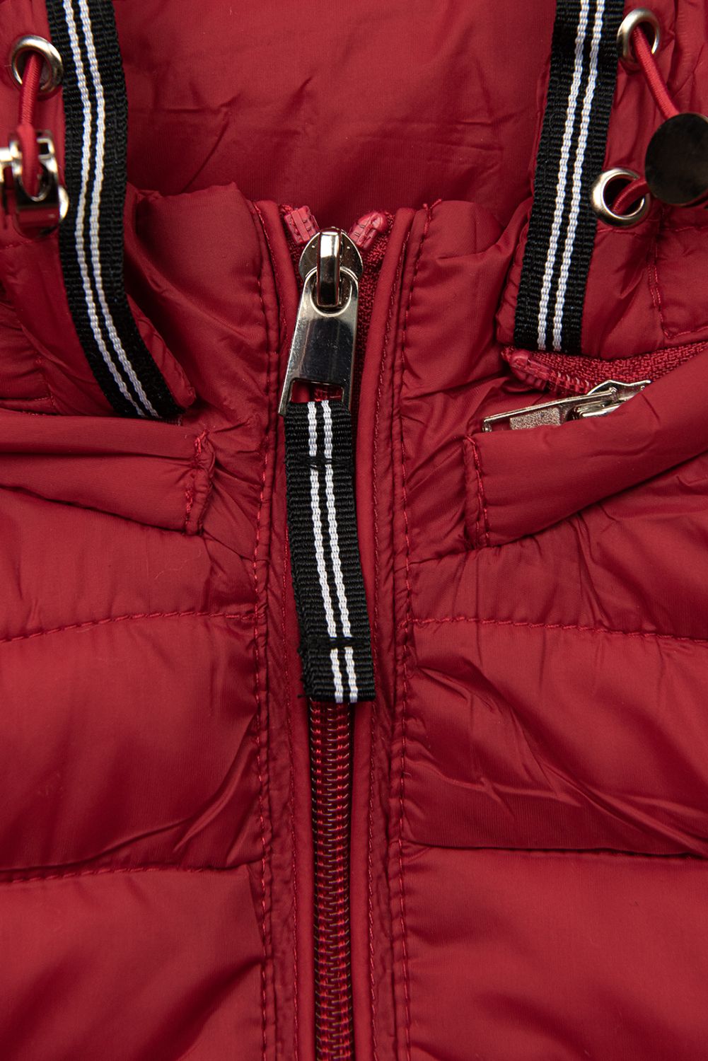 Vínově červená prošívaná bunda na přechodné období