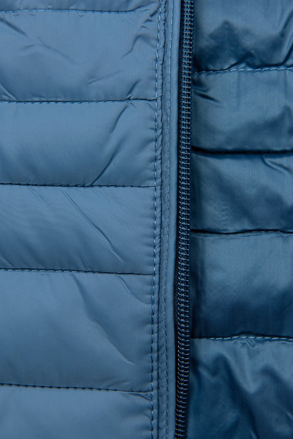 Modrá prošívaná bunda na přechodné období