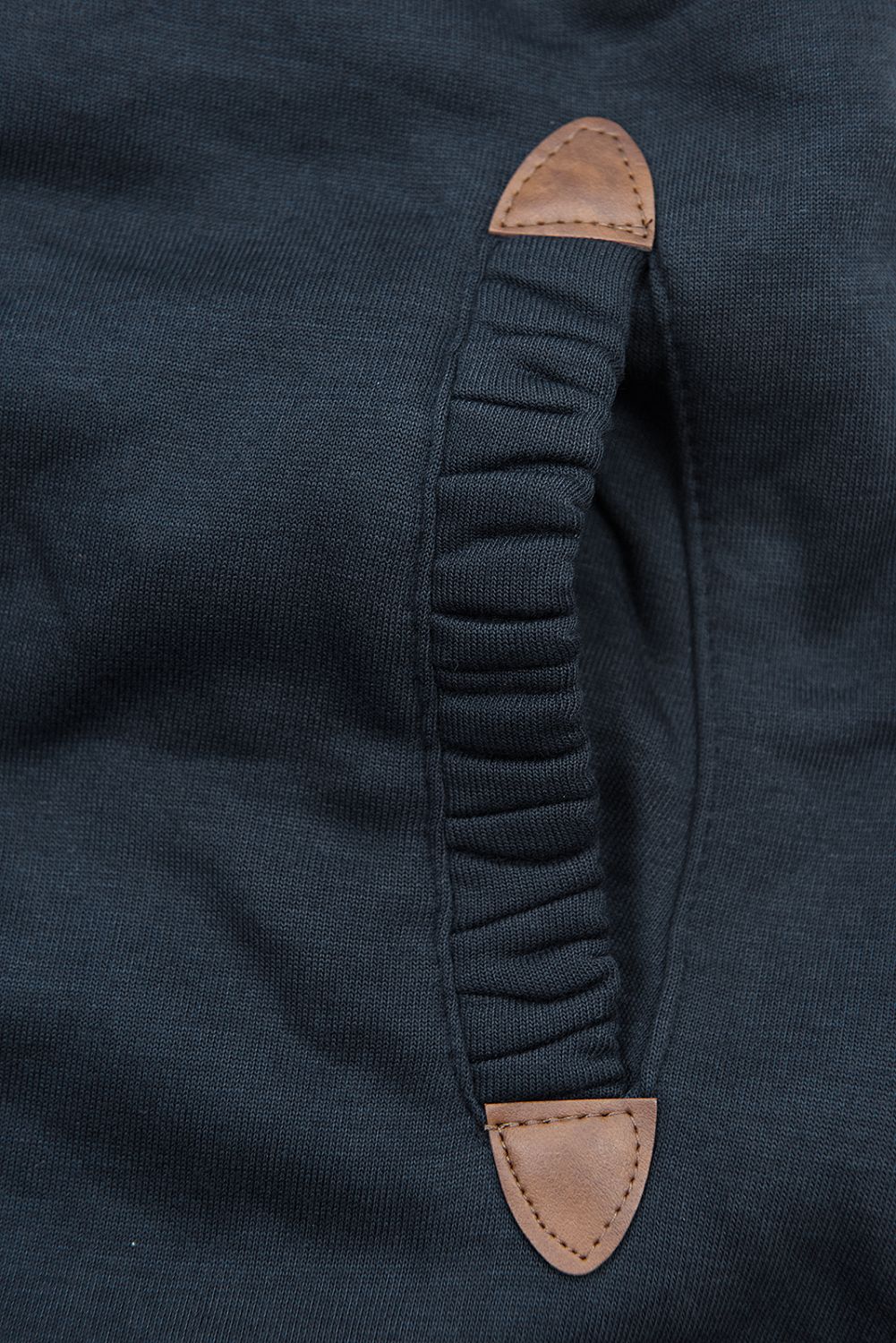 Tmavě modrá mikina s květinovou podšívkou