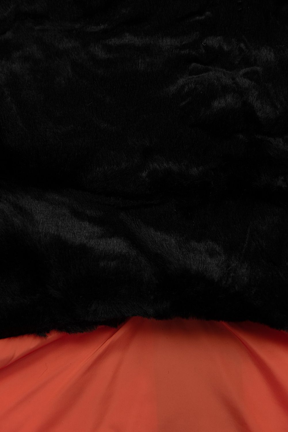 Černá lesklá zimní bunda s rukavicemi