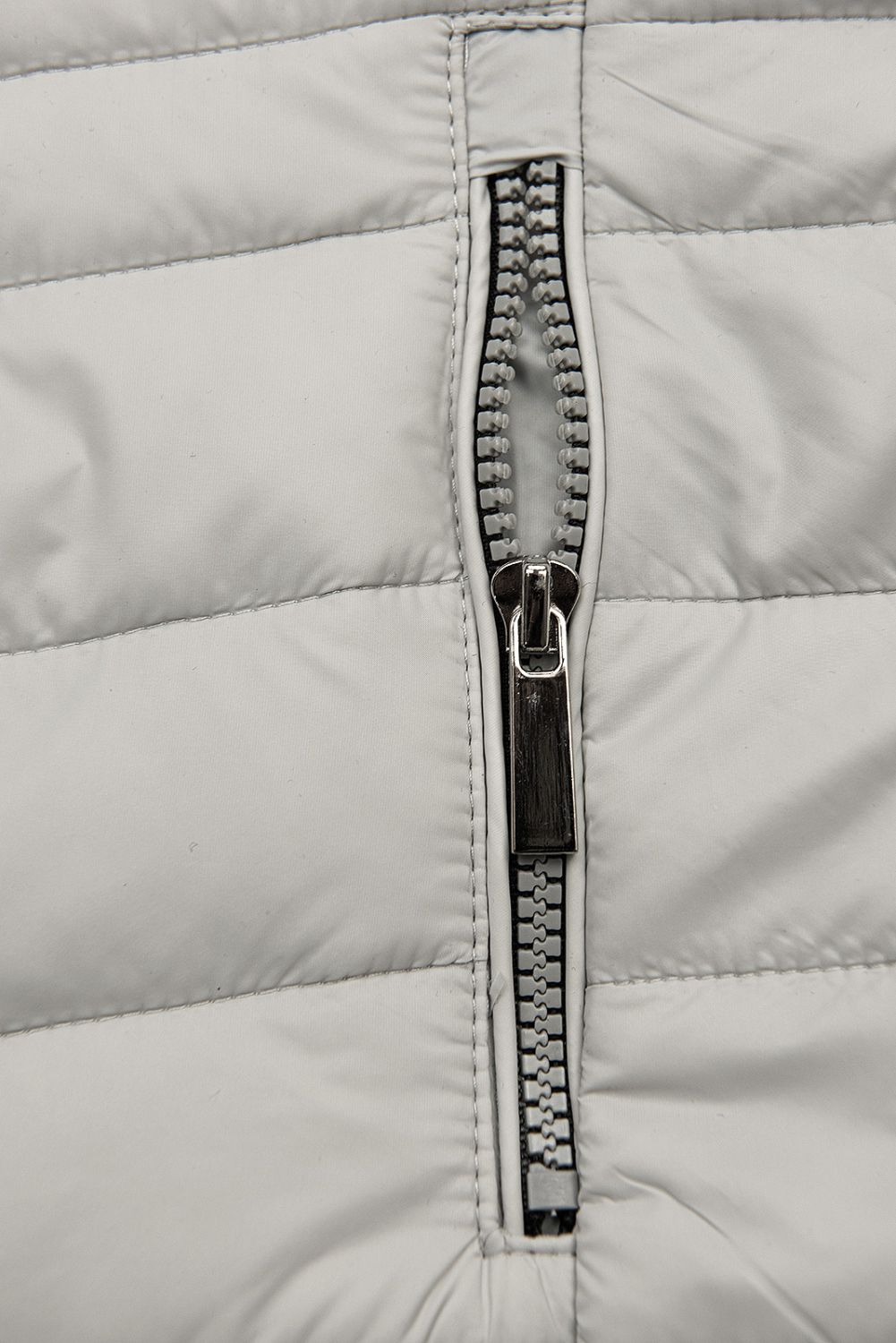 Světle šedá vesta ve zkráceném střihu