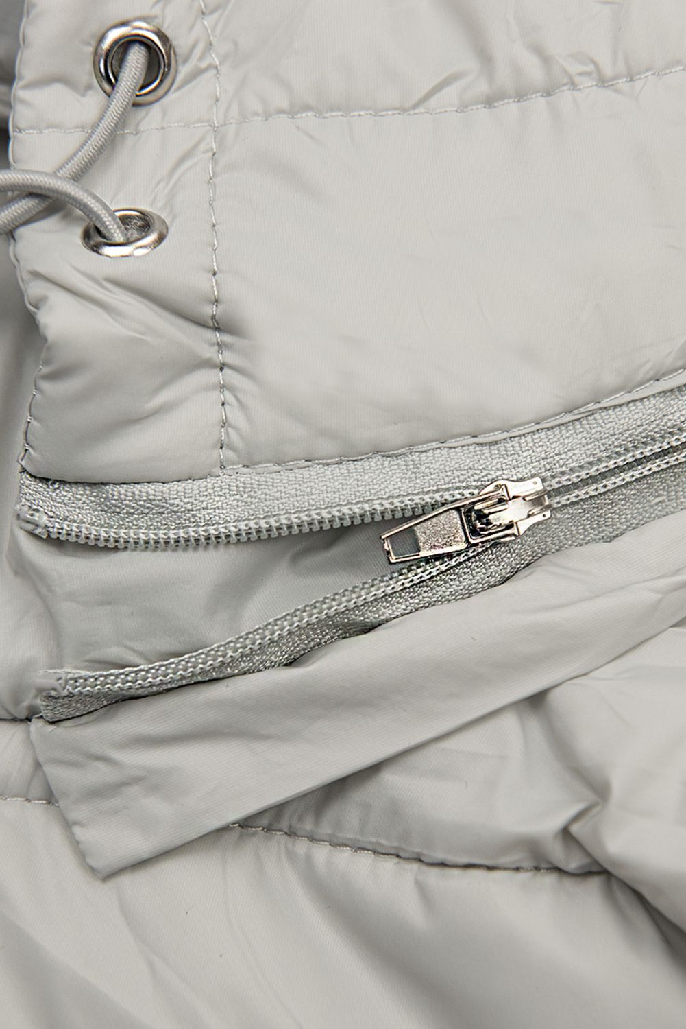 Světle šedá vesta ve zkráceném střihu