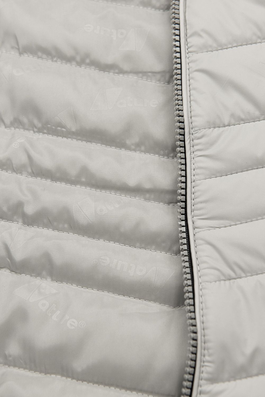 Světle šedá vesta ve zkráceném střihu