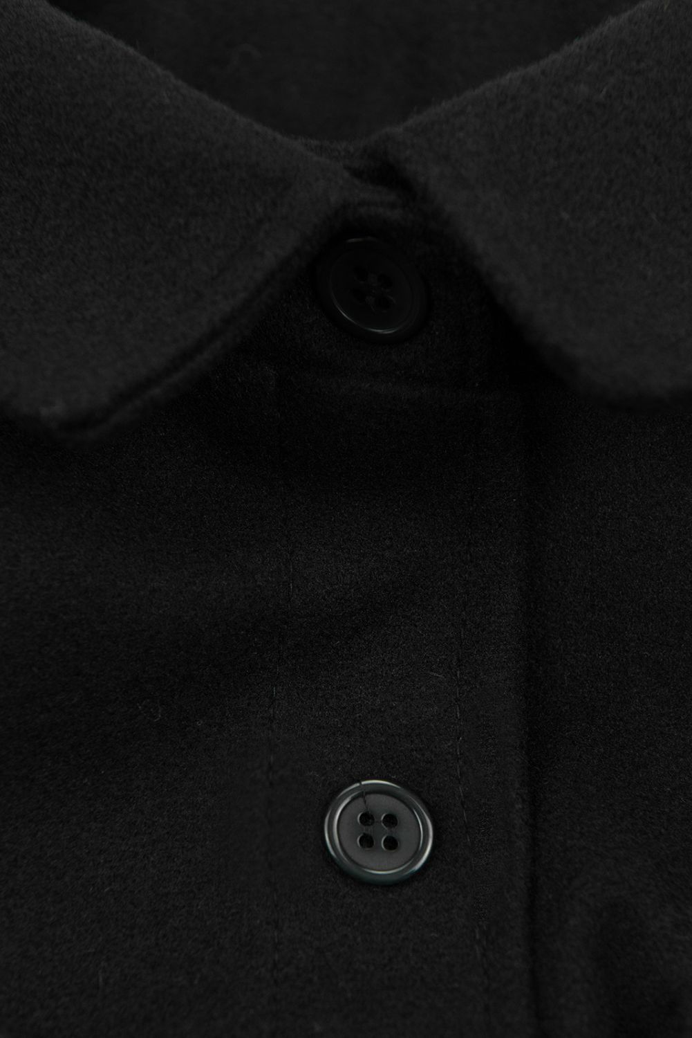 Černý lehký plášť