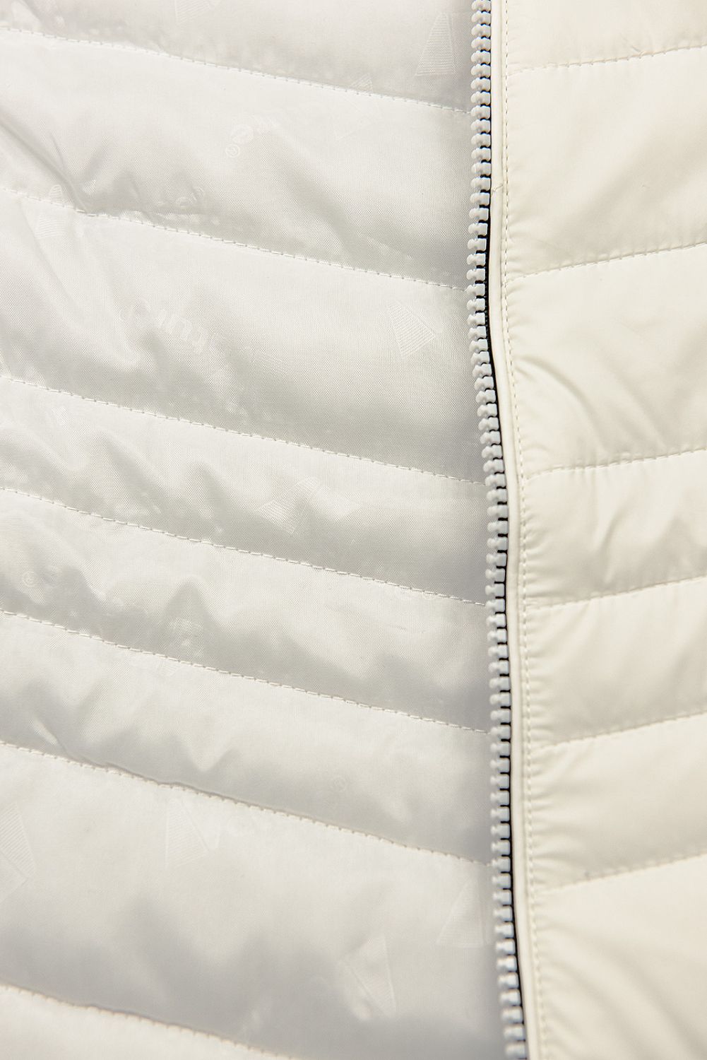 Ecru vesta ve zkráceném střihu