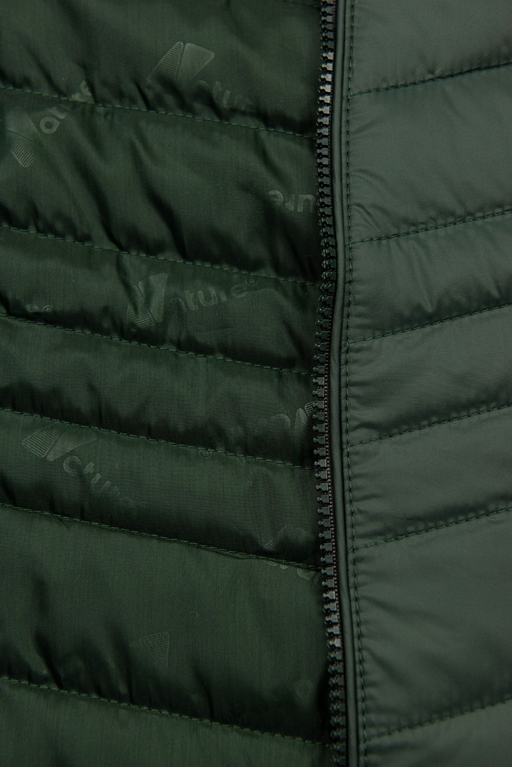 Tmavě zelená vesta ve zkráceném střihu