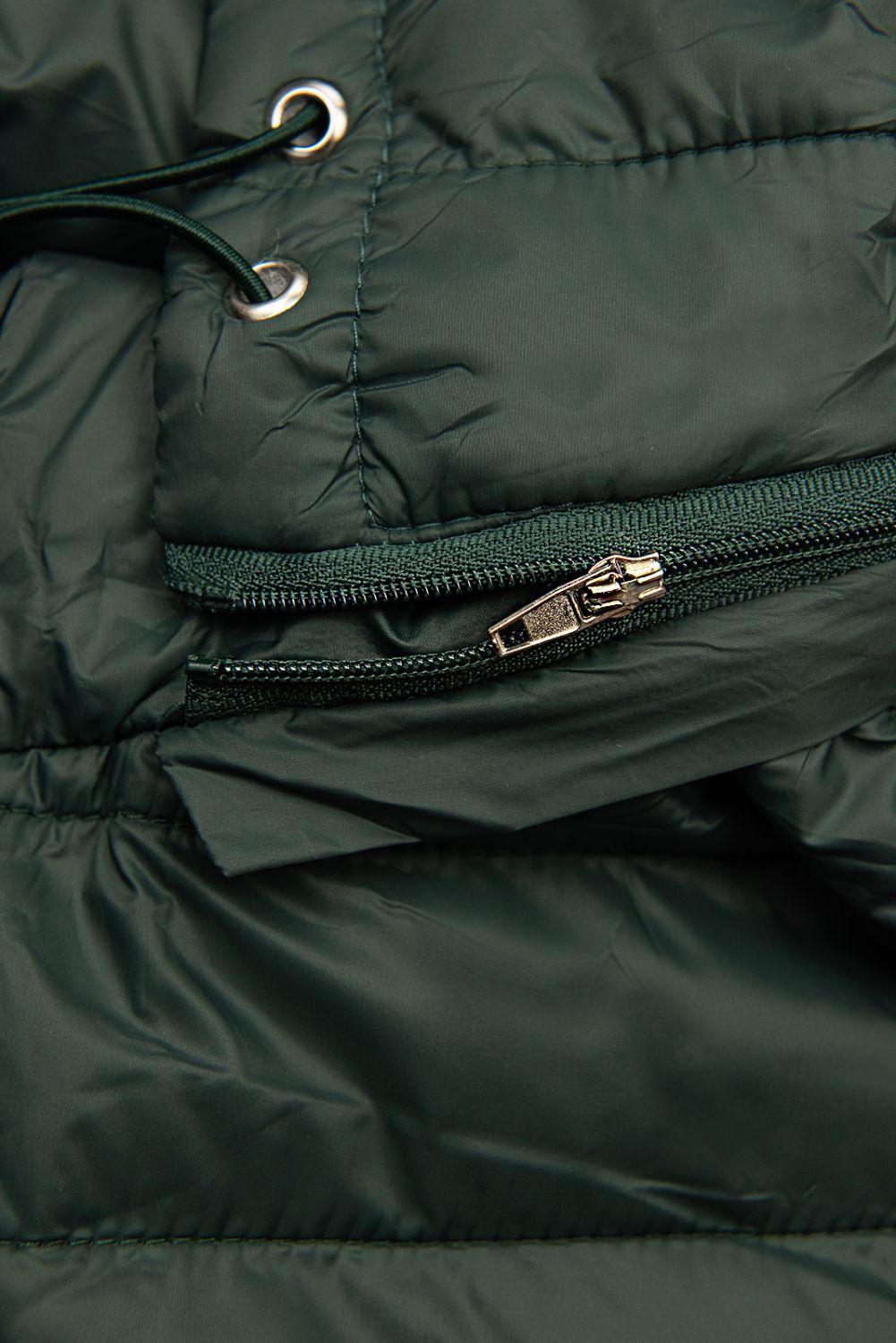 Tmavě zelená vesta ve zkráceném střihu