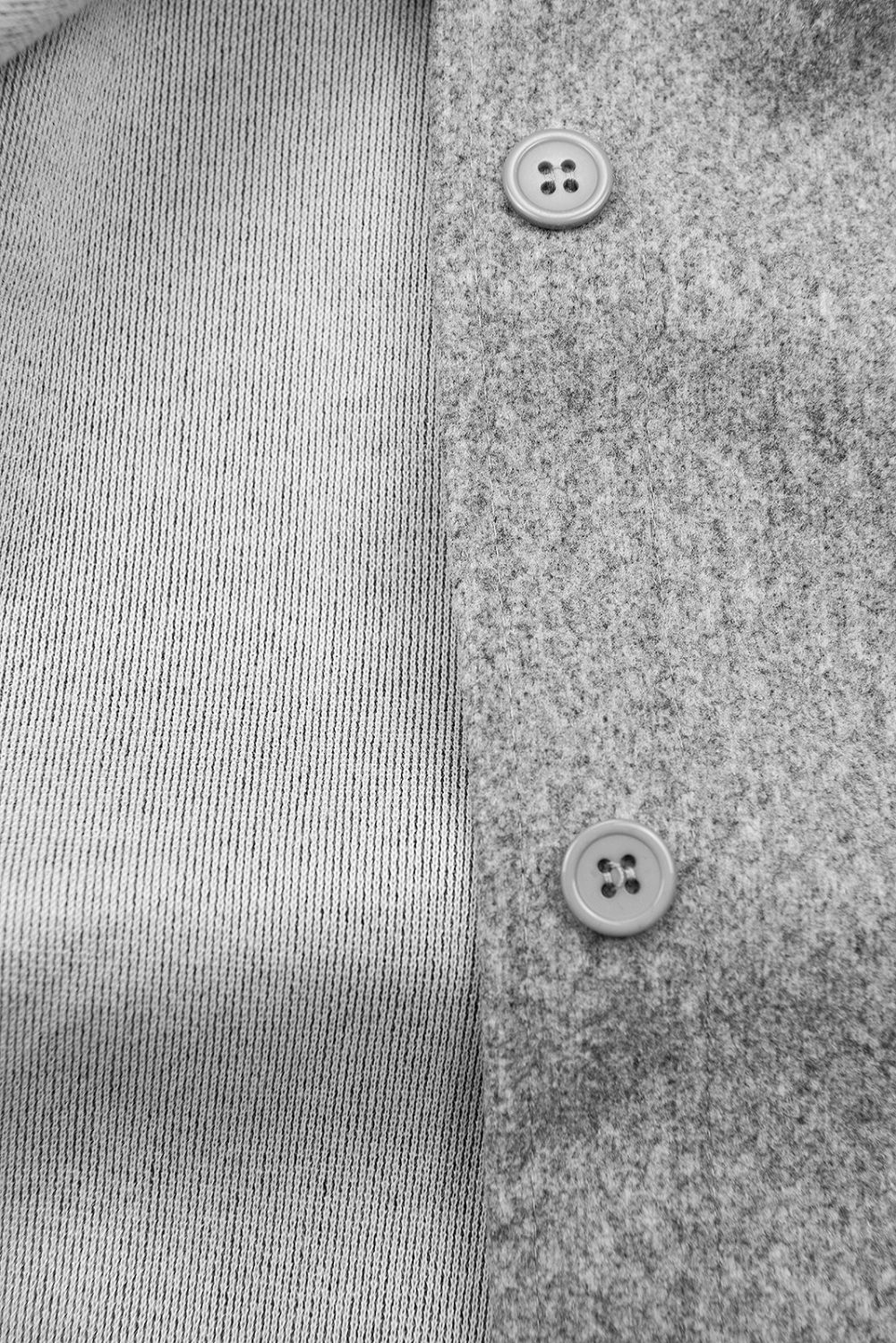 Šedý lehký plášť