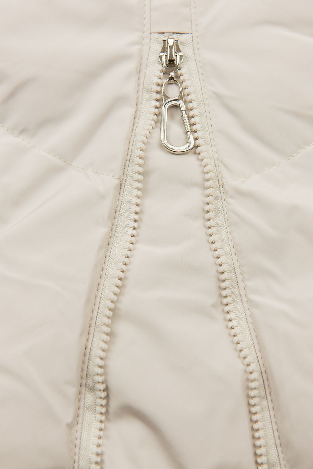 Krémově bílá zimní bunda v prodlouženém střihu