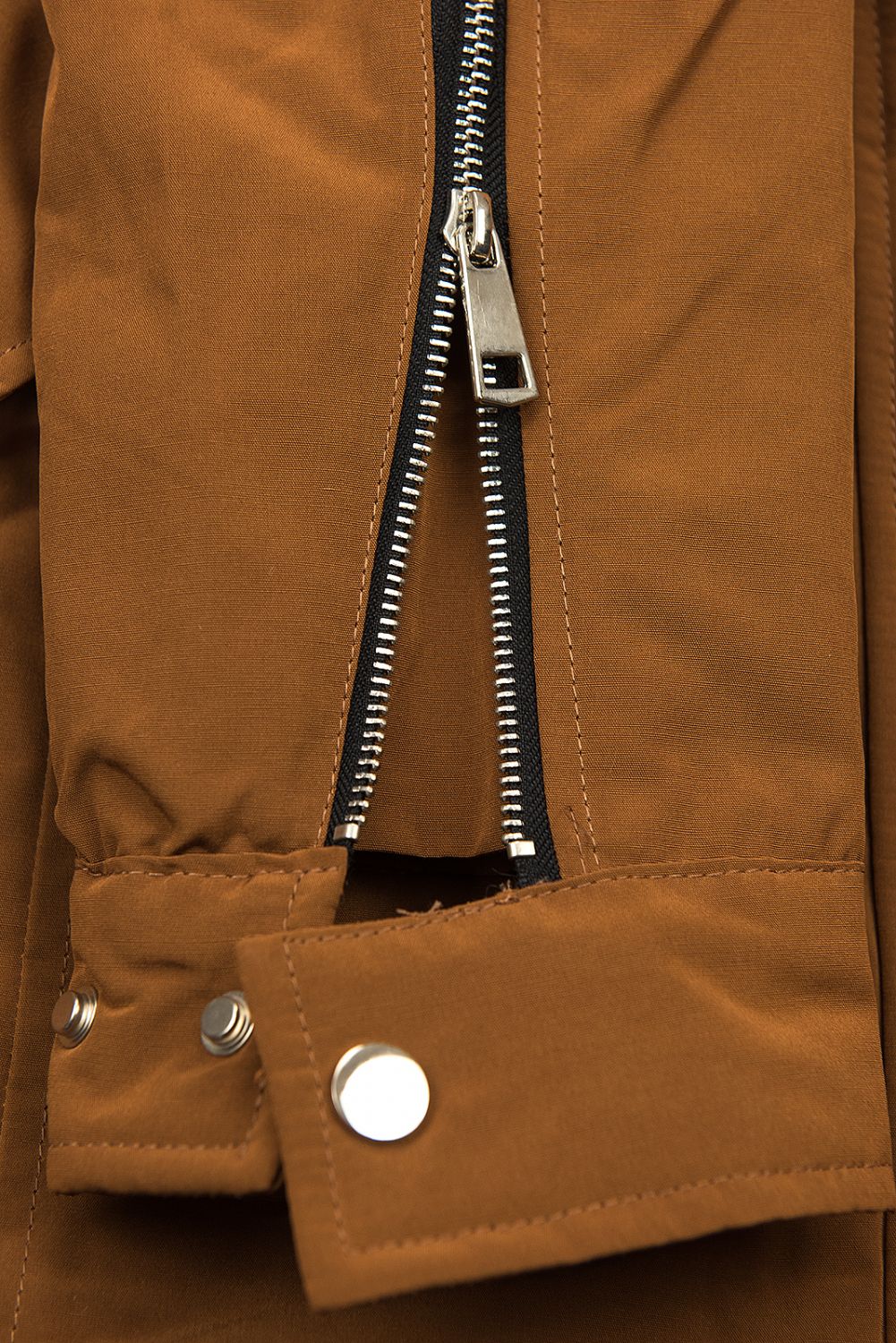 Hnědá parka s odepínatelnou kožešinou