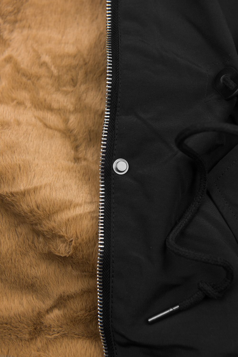 Černá parka s odepínatelnou kožešinou