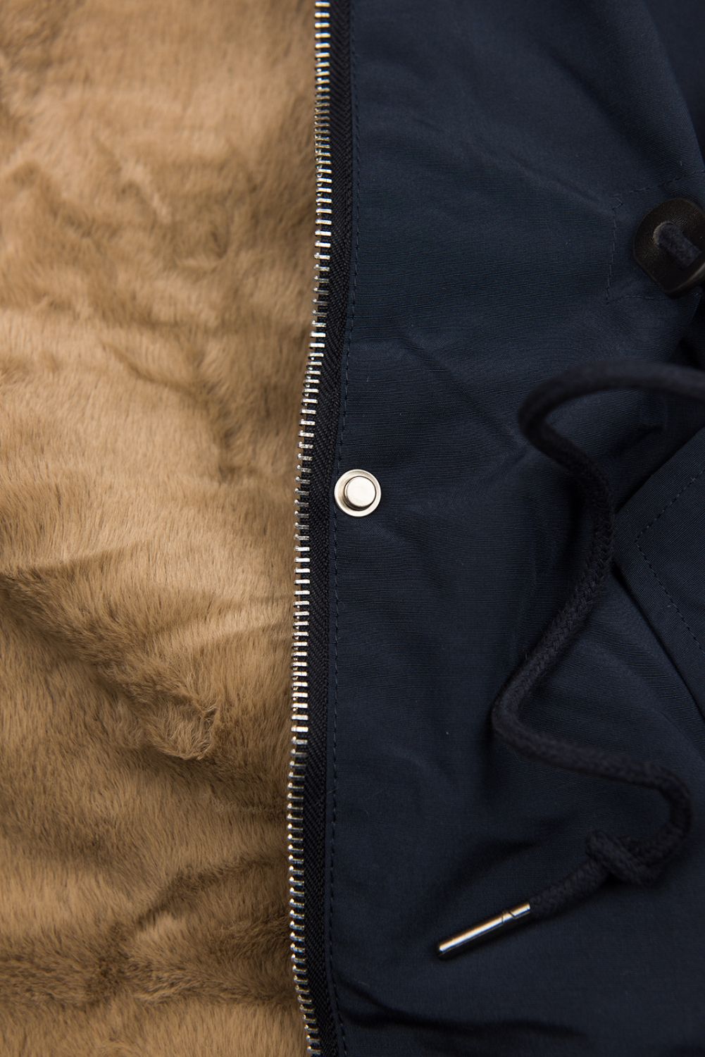 Tmavě modrá parka s odepínatelnou kožešinou