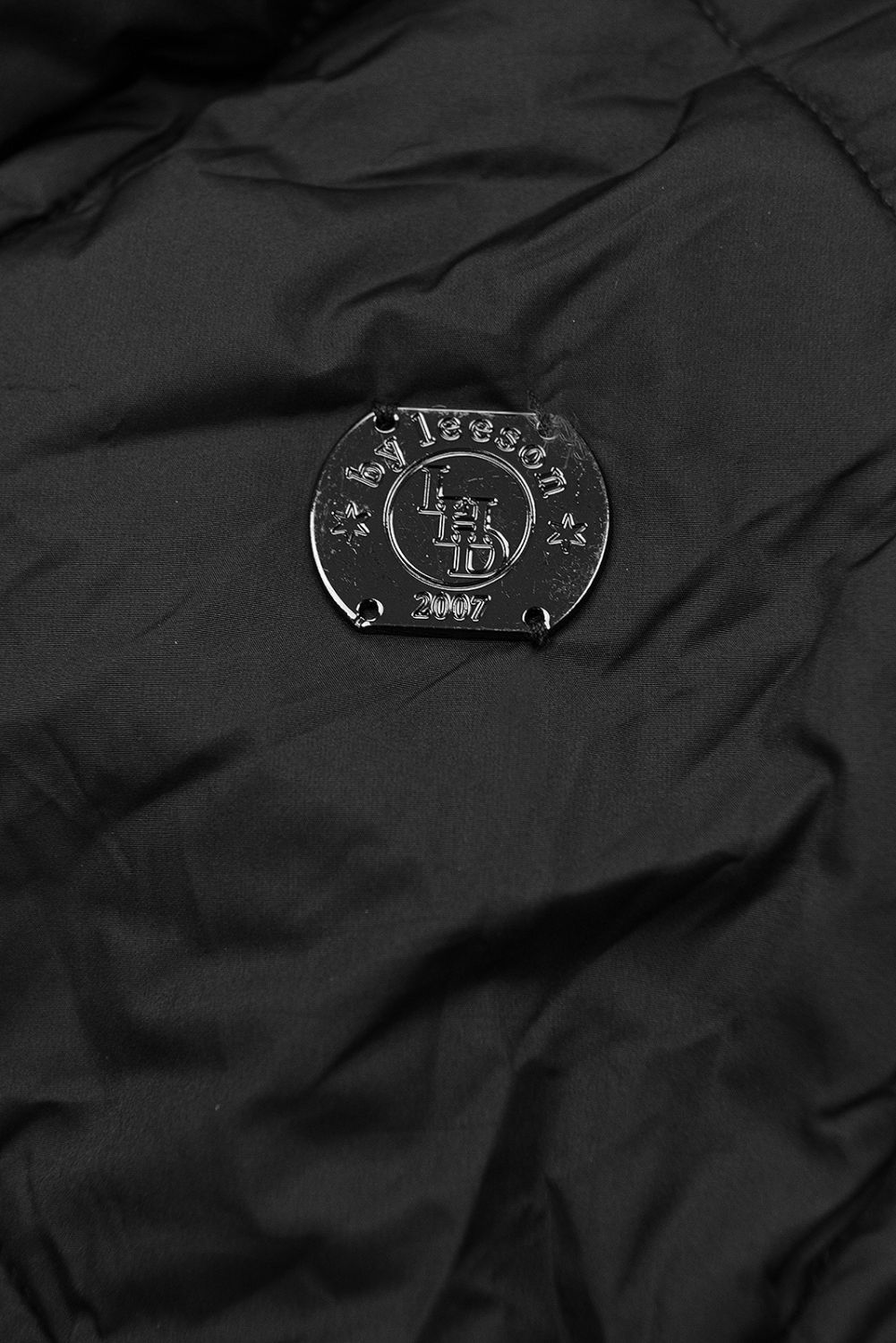 Černá prošívaná bunda se stahováním v pase