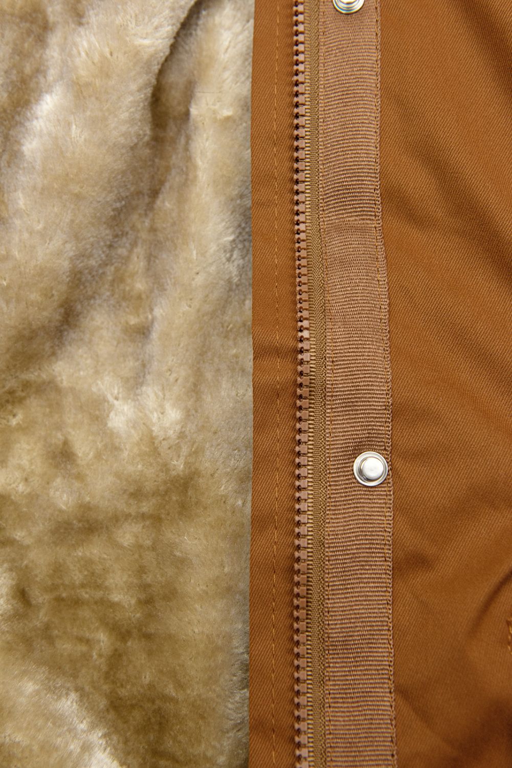 Hnědá parka s odnímatelným futrem a kožešinou