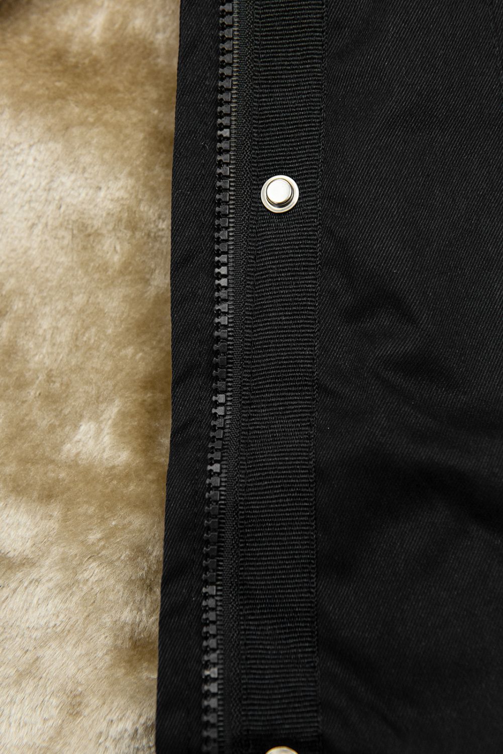 Černá parka s odnímatelným futrem a kožešinou