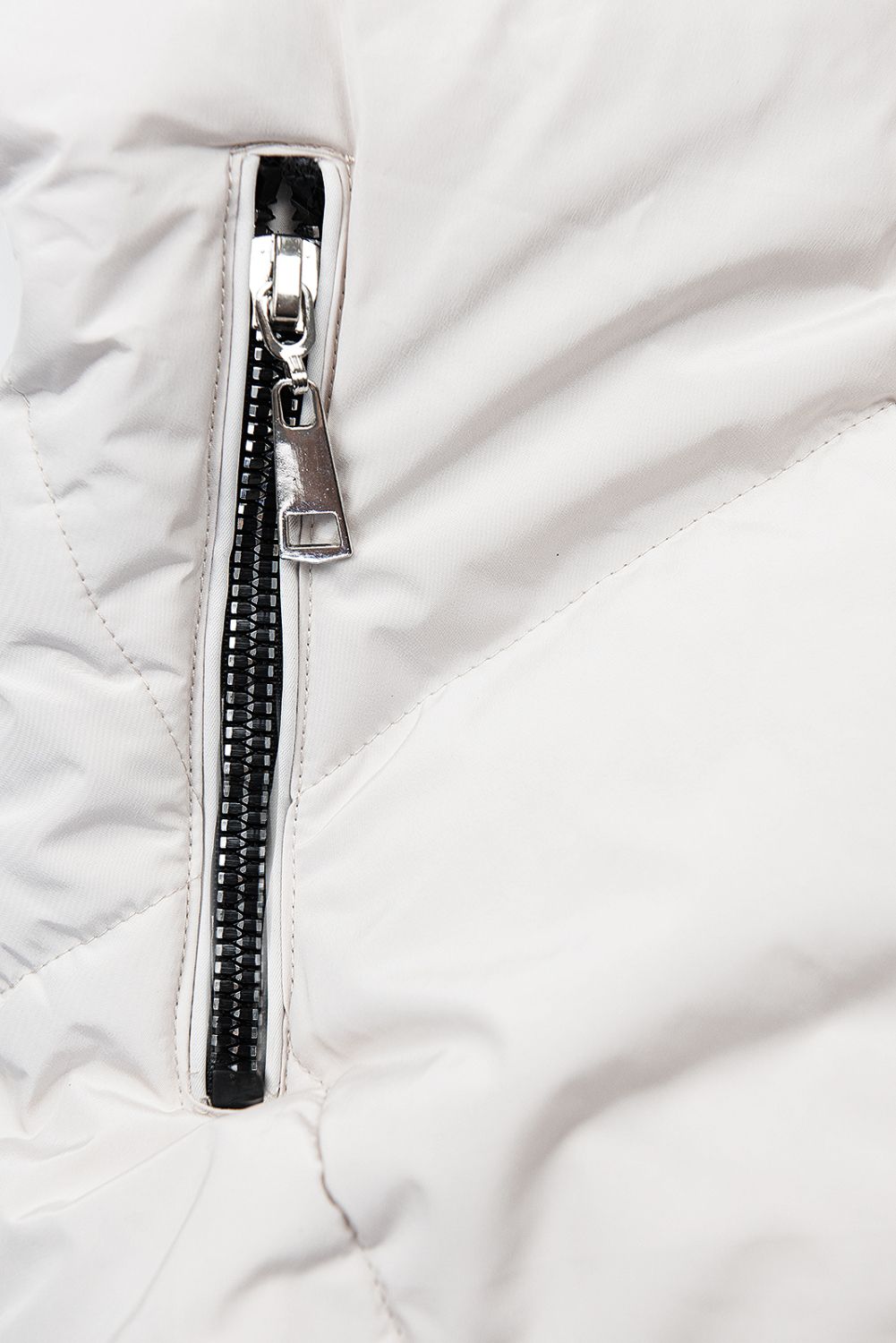 Ecru zimní bunda se stříbrným lemem