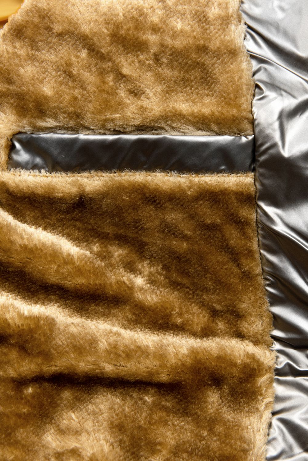 Žlutá/karamelová zimní bunda se stříbrným lemem