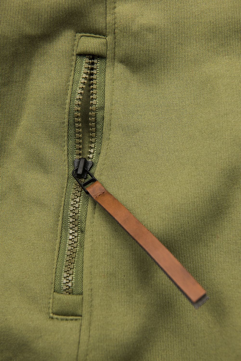 Khaki mikina s kapucí v prodlouženém střihu