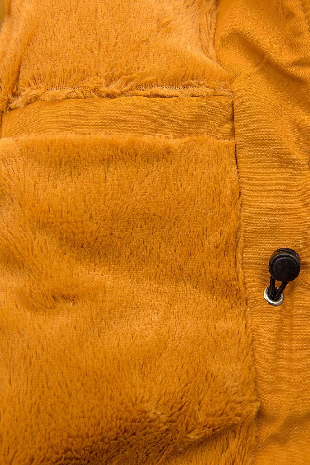 Mustard zimní bunda s hnědou kožešinou