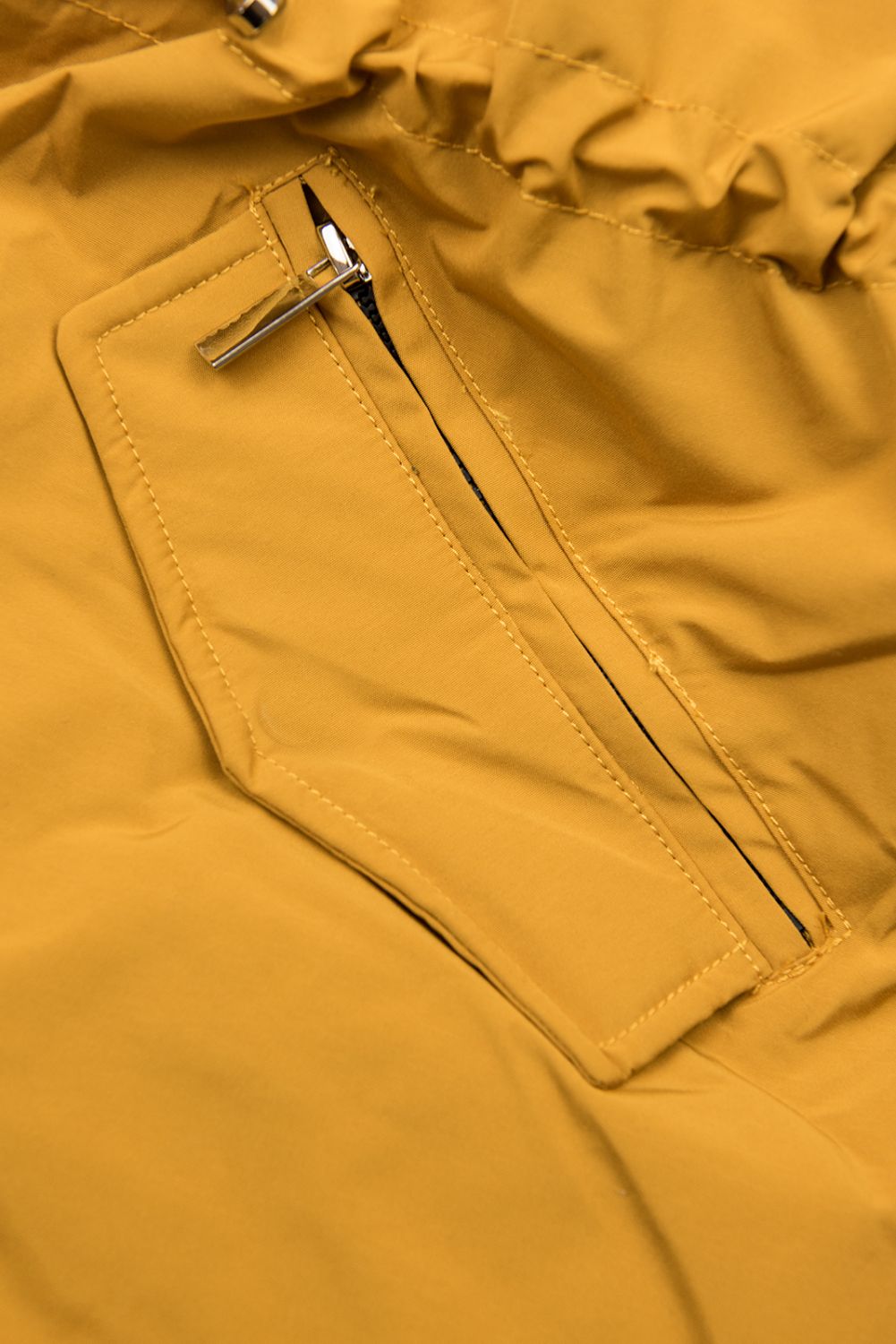 Žlutá zimní parka se zatepleným vnitřkem