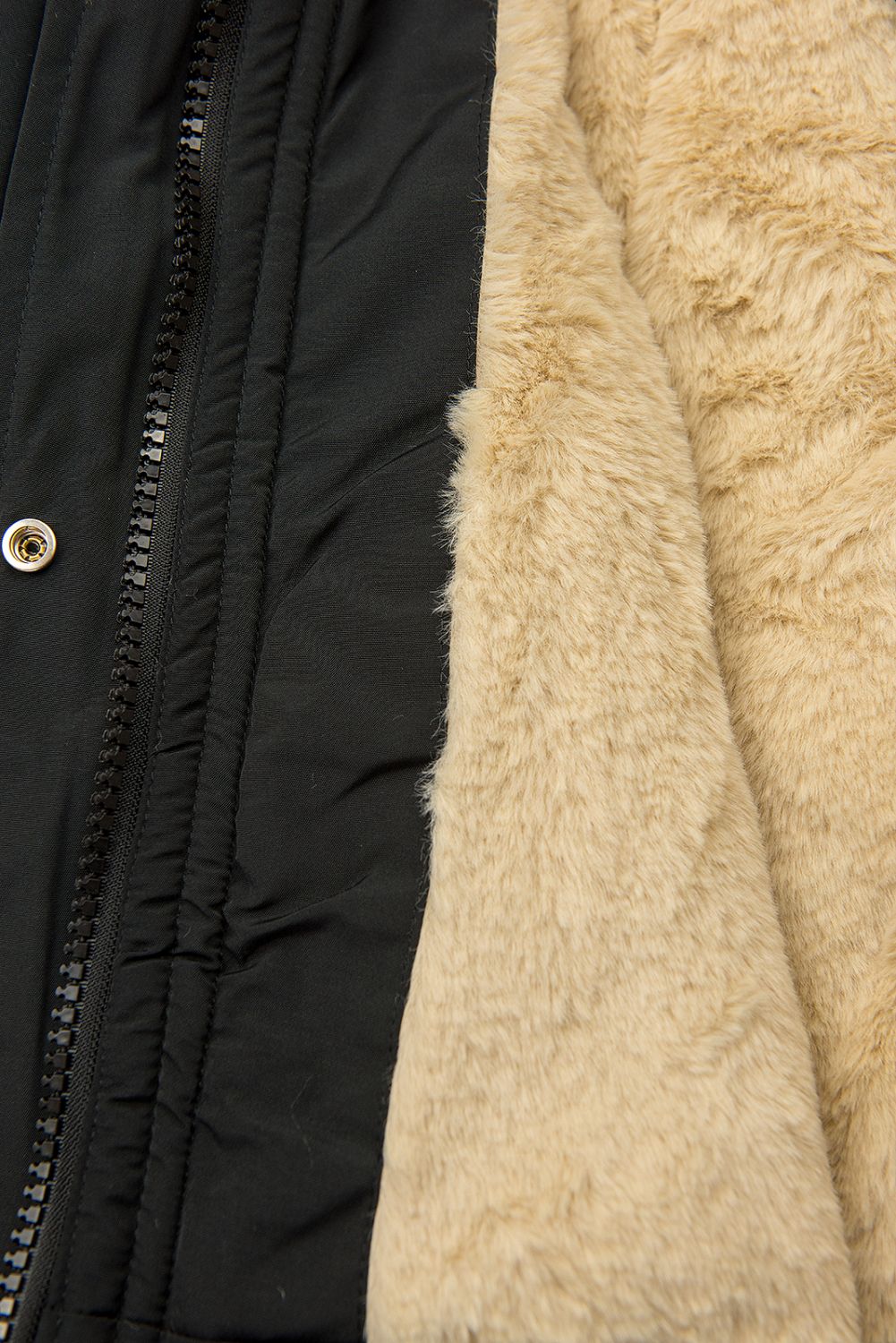 Černá parka na zimu s béžovým futrem