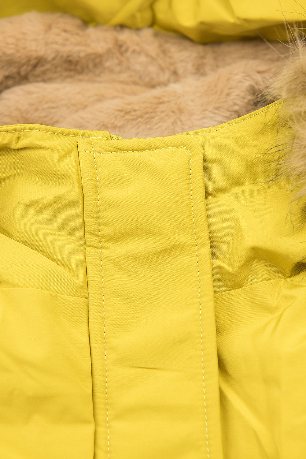 Citronově žlutá parka na zimu s béžovým futrem