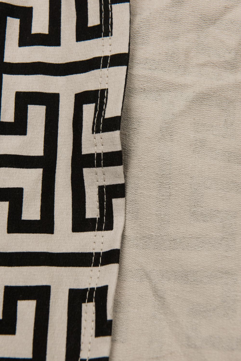 Béžovo-černé maxi šaty se vzorem