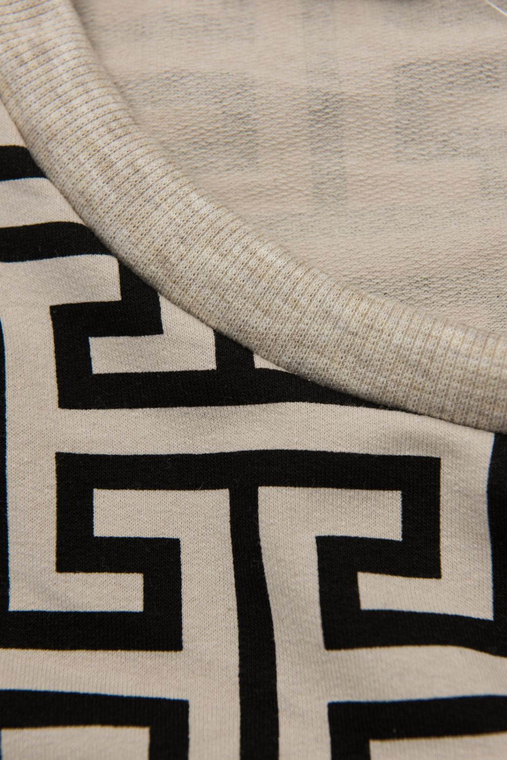 Béžovo-černé maxi šaty se vzorem